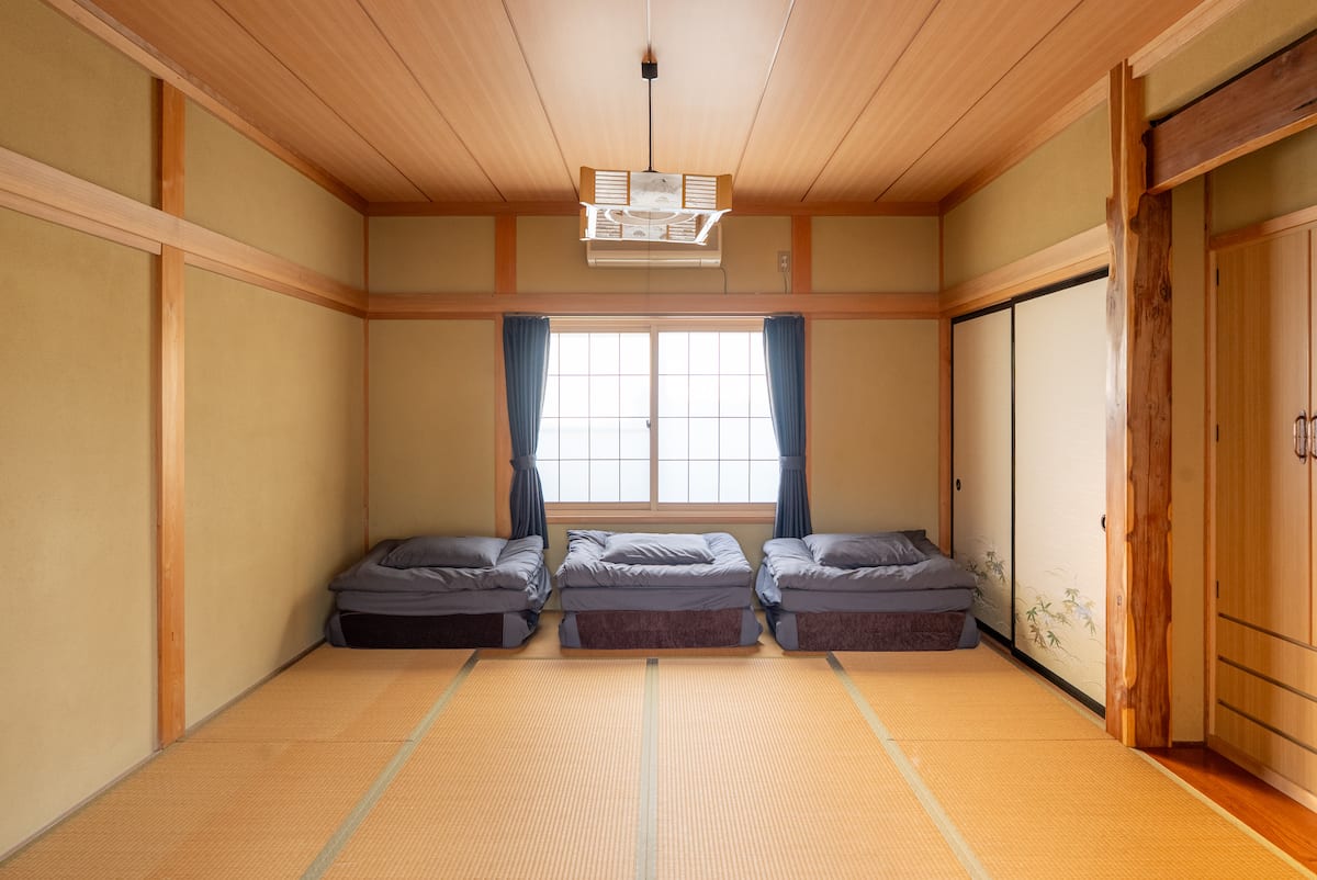 布団とマットレスを備えた和室の寝室